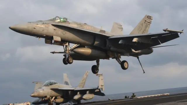 Phi cơ F/A-18 đáp xuống Hàng không mẫu hạm USS Carl Vinson ngoài khơi Hàn Quốc hôm 14/03 trong cuộc tập trận Mỹ - Hàn năm nay