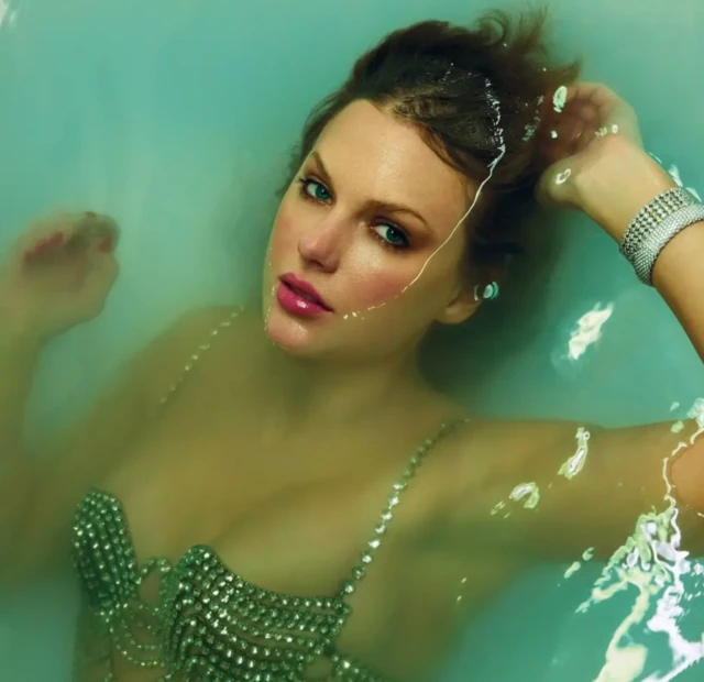 تُظهر صورة غلاف الألبوم تايلور سويفت وهي مغمورة في الماء، في لحظة تعكس عودتها إلى الواقع بعد انتهاء العرض، باعتبار أن الألبوم يتناول "ما يحدث خلف الكواليس"، كما أوضحت.