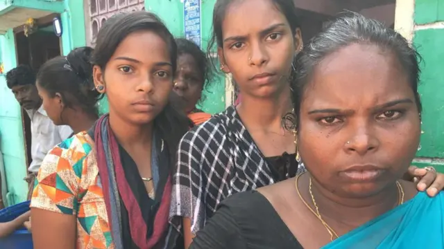 உஷா தன் மகள்களுடன்