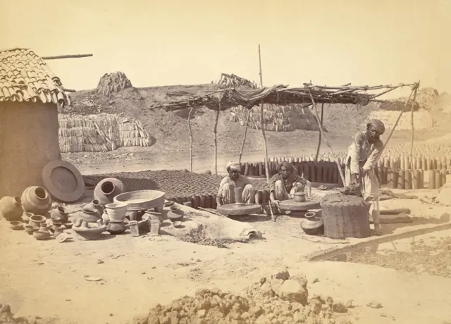 کراچی کے نزدیک مٹی کے برتن بنانے والے