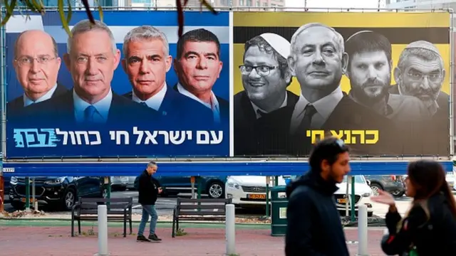 Tel Aviv'de seçim pankartları: Solda Benny Gantz ve merkez sol 'Mavi ve Beyaz' ittifakının liderleri, sağda Netanyahu'nun ittifak yaptığı aşırı sağ parti liderleri var.