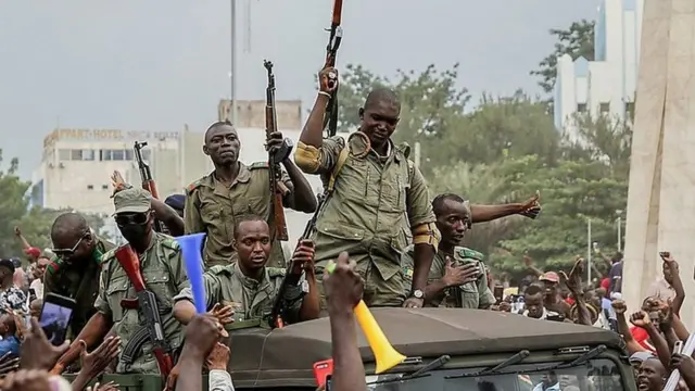 Igisirikare ca Mali cabogoje IBK ku wa 18 z'ukwa munani inyuma y'imyiyerekano yo kwiyamiriza ubutegetsi bwiwe