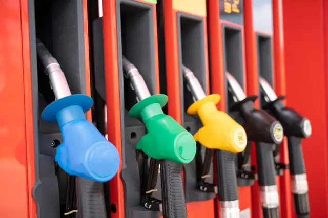 صف من مضخات التزويد بالوقود داخل محطة وقود في تايلاند