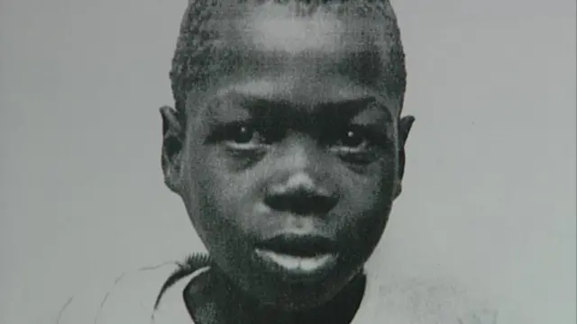 Waxa lagu eedeeyay in ay ku lug lahayd dilka wiil 14 jir ahaa Stompie Seipei ee uu (Sawirkiisa idin muuqdo) balse waxa ay beenisay in ay ku lug lahayd .