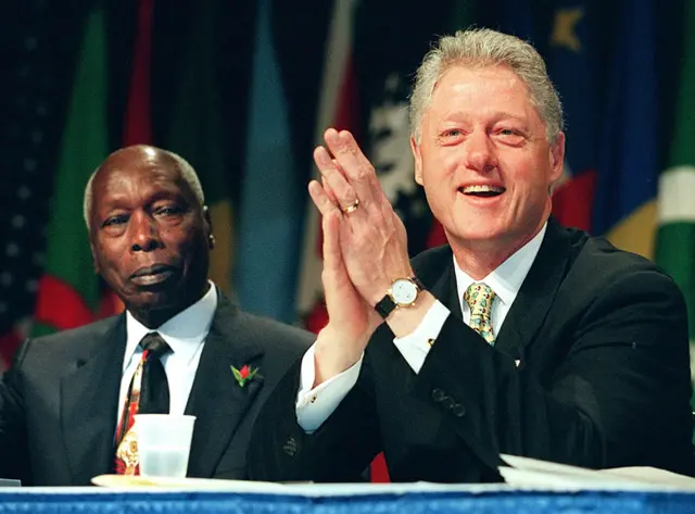 Daniel arap Moi et le Président Bill Clinton lors de l'ouverture du Sommet national sur l'Afrique, "Dialogue et célébration de l'Afrique et de l'Amérique, partenaires du nouveau millénaire", au Centre de convention de Washington, DC, en février 2000.