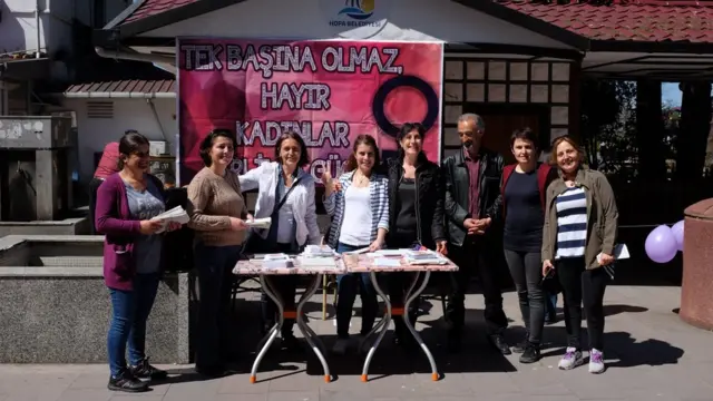 Hopa sokaklarında kadınlar 'Hayır' çalışması yürütüyor