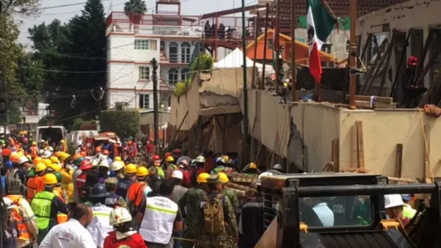 Rescatistas concentrados frente a la escuela Rébsamen, al sur de la Ciudad de México.