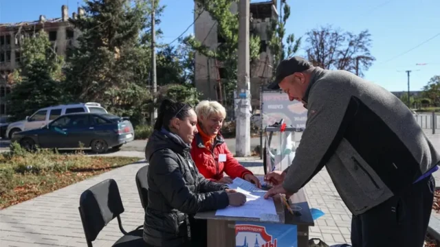 В Мариуполе голосование шло прямо на фоне разбомбленных и пустых многоэтажных домов