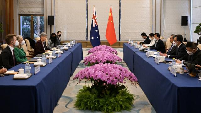 澳洲（左）与中国（右）外长代表团在北京钓鱼台国宾馆会晤（21/12/2022）