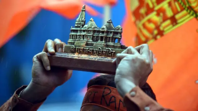 सिर के ऊपर राम जन्मभूमि मंदिर का प्रतीक उठाए एक भक्त (फ़ाइल फ़ोटो) 