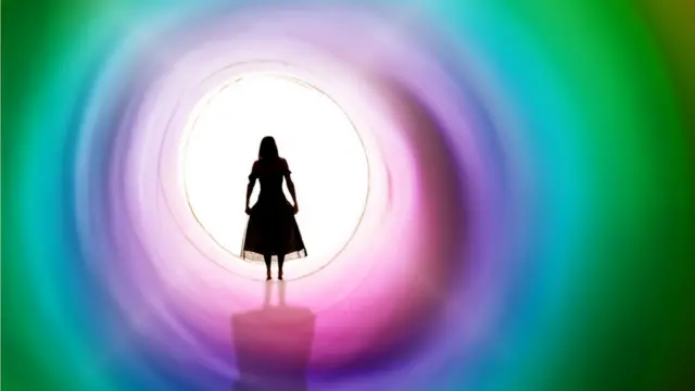 Niña en túnel con luz