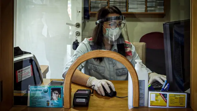 Кассир открывшегося 2 июня Дворца Бейлербейи в Стамбуле обслуживает посетителей в маске