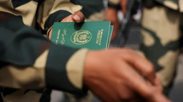 Проверка паспортов граждан Пакистана на границе с Индией