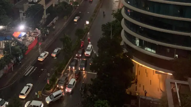 ঘনকালো মেঘের কারণে বিকেলেই যেন সন্ধ্যা নেমে এসেছিল ঢাকায়