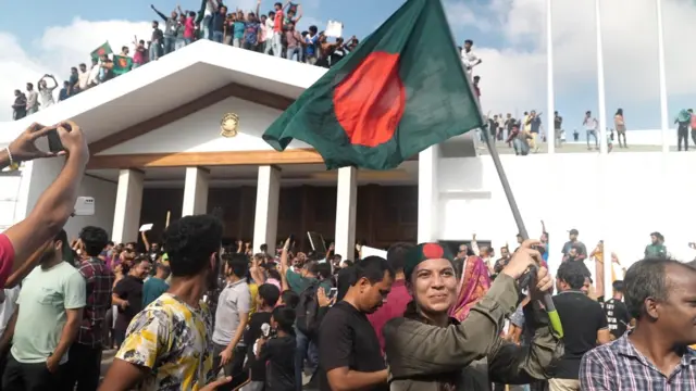 শেখ হাসিনার পদত্যাগের পর প্রধানমন্ত্রীর কার্যালয়ের দখল নেয় ছাত্র-জনতা