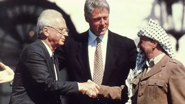Kupeana mikono kwa kihistoria kati ya Yasser Arafat na Yitzhak Rabin mbele ya Bill Clinton