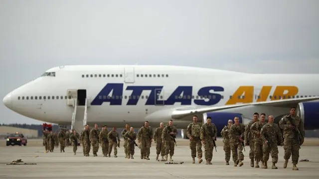 আফগানিস্তানে লড়াই শেষ করে দেশে পিরে আসছে একদল মার্কিন সৈন্য।