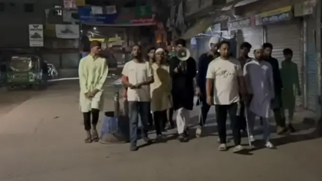 ঢাকার অনেক পাড়া-মহল্লায় রাতে এখন স্থানীয়দের এমন দলবেঁধে টহল দিতে দেখা যাচ্ছে