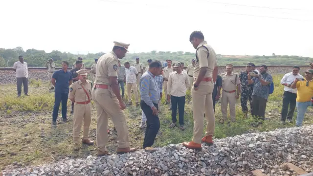 రీ కన్‌స్ట్రక్షన్‌లో భాగంగా ఘటనాస్థలాన్ని పరిశీలిస్తోన్న పోలీసులు