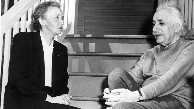 Fotovale sportsbet1948vale sportsbetIrene Curie junto a Albert Einstein