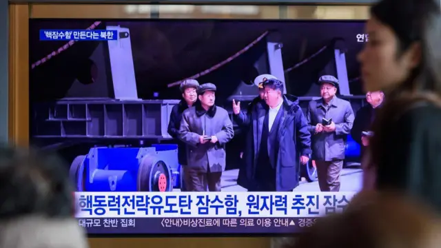  В марте государственные СМИ страны опубликовали кадры визита Ким Чен Ына на судостроительную верфь, во время которого он осматривал подводную лодку, которую они назвали атомной.