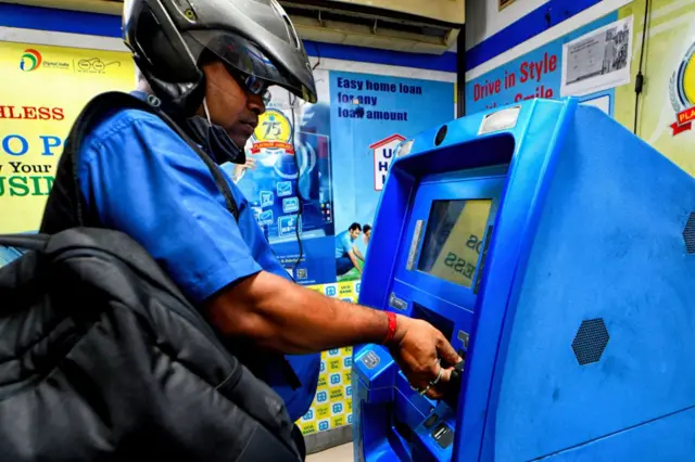 மொபைல் UPI மூலம் உங்கள் செலவுகள் கட்டுக்கடங்காமல் அதிகரிக்கிறதா? தடுப்பதற்கு 4 வழிகள்