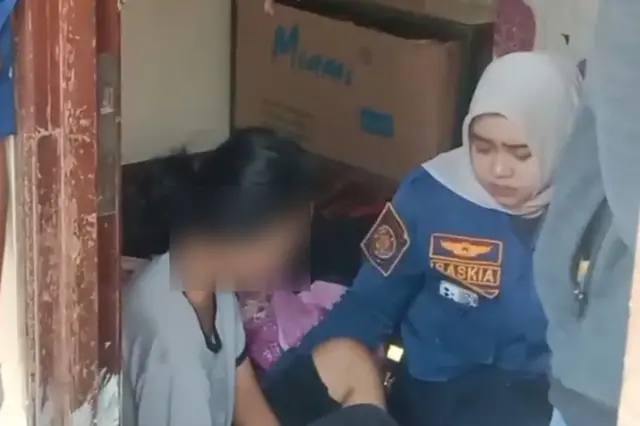 Seorang ibu rumah tangga di Bekasi Selatan, Kota Bekasi, berinisial D (26) mengadu ke petugas pemadam kebakaran (damkar) usai laporan kasus kekerasan dalam rumah tangga (KDRT) yang dialaminya tak kunjung ditindaklanjuti kepolisian.