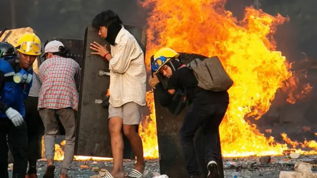 ইয়াঙ্গনে পুলিশের গুলি থেকে নিজেদের আড়ালের চেষ্টা বিক্ষোভকারীদের