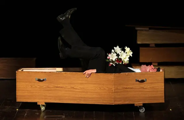 Un actor palestino interpreta en Ramala, Cisjordania, en 2013 la obra "Séptimo mandamiento: no robarás… pero un poco menos", escrita en 1964 por Dario Fo.