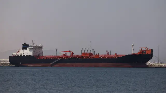 Navio em porto dos Emirados Árabes
