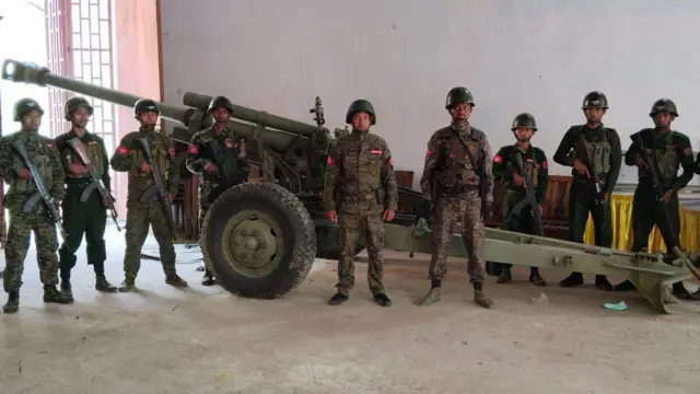 ကျောက်တော်က အမြောက်တပ်ရင်းကို သိမ်းပြီးတဲ့နောက် မြင်တွေ့ရတဲ့ ရက္ခိုင့်တပ်တော် တပ်ဖွဲ့ဝင်တွေ 