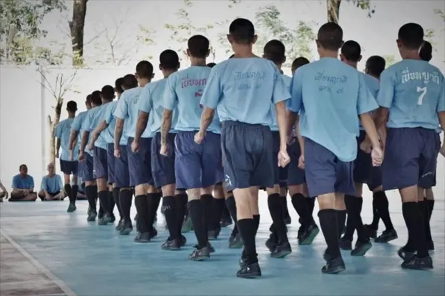 ด้านหลังของกลุ่มนักโทษ