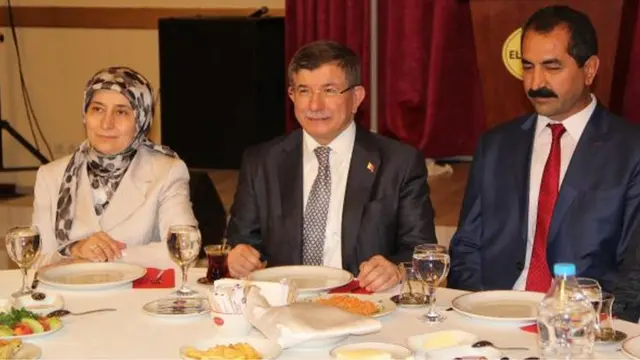 Ahmet Davutoğlu Elazığ'daki toplantıya eşi Sare Davutoğlu ile birlikte katıldı.