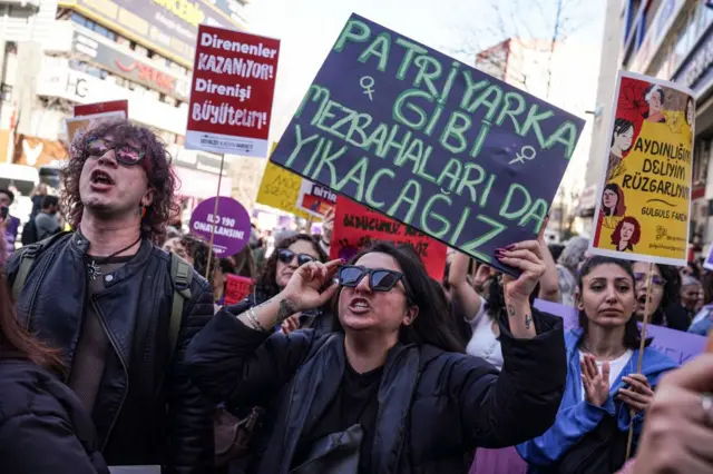 Ankara'da 8 Mart Dünya Kadınlar Günü yürüyüşüne katılanlar. Bir dövizde "Patriyarka gibi mezbahaları da yıkacağız" yazıyor.