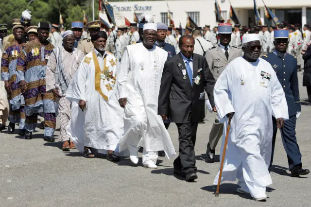 D'anciens tirailleurs sénégalais défilent le 1er septembre 2007 dans un camp militaire à Fréjus, lors d'une cérémonie pour le 150e anniversaire de la création de leur corps.