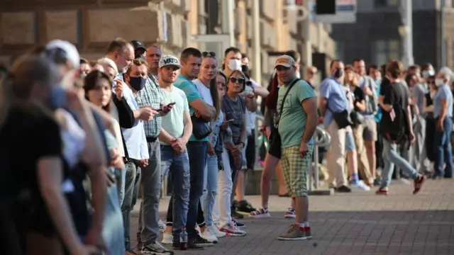 Очередь на сбор подписей в Минске 19 июня