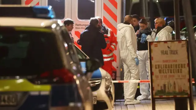 Ambulancias en la escena del tiroteo en Hanau