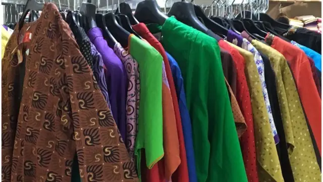 ખાદી ભંડારમાં કપડાં