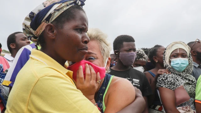 Har yanzu mutane suna yunkurin tserewa daga yankin, inda cibiya ce ta aikin iskar gas. A wannan hoton, mata ne a Pemba suke rarrashin suna ranar Alhamis a yayin da suke jiran wadanda aka ceto