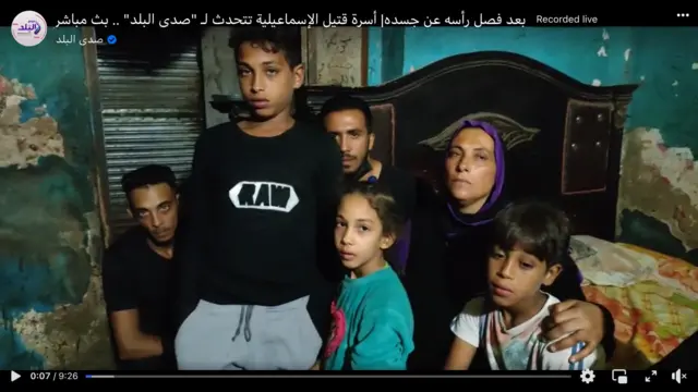 هرعت وسائل إعلام محلية لمقابلة عائلة الضحية