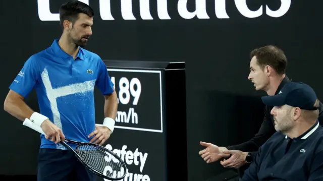 Endi Marej razgovara sa Novakom Đokovićem tokom Australijan Opena