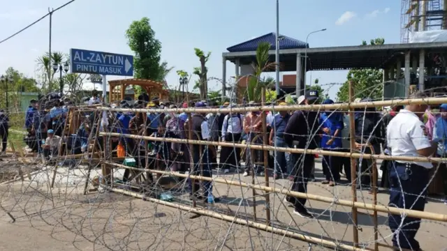 Ponpes Al Zaytun dipagari kawat berduri agar tak diserbu massa.