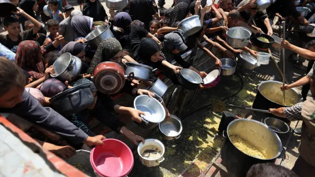 غزيون ينتظرون الغذاء في خان يونس