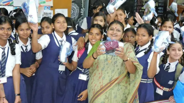 મીના મહેતા અને વિદ્યાર્થિનીઓની તસવીર