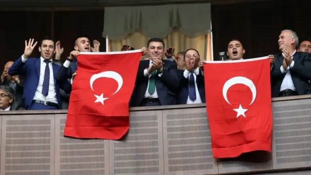 Cumhurbaşkanı Erdoğan'a konuşması sırasında sevgi gösterisinde bulunan AKP'liler