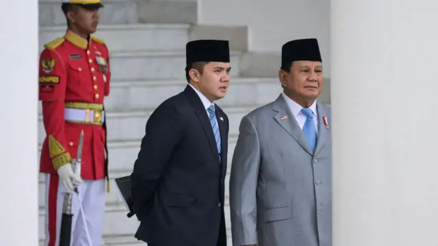 Presiden Indonesia Prabowo Subianto (kanan) dan Sekretaris Kabinet Teddy Indra Wijaya (tengah) menunggu kedatangan Perdana Menteri Jepang Shigeru Ishiba di istana presiden di Bogor, Jawa Barat, pada 11 Januari 2025.