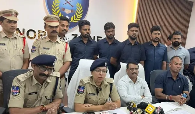 विशाखापट्टणम, गुंटूर आणि गोपालपुरम या भागात या केंद्राविरोधात 10 पेक्षा जास्त तक्रारी आधीच दाखल झालेल्या आहेत असं पोलिस उपायुक्त रश्मी पेरुमल यांनी सांगितलं.