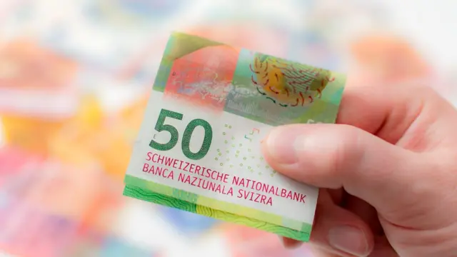 Настоящие деньги - это те, которые можно подержать в руках, считают многие швейцарцы