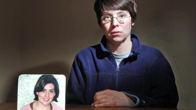 قُتلت نيكول أوليفر، التي تظهر في الإطار، برصاص زوجها في عام 2007، وتُقتل كل شهر 50 امرأة في الولايات المتحدة برصاص شركاء حياتهن
