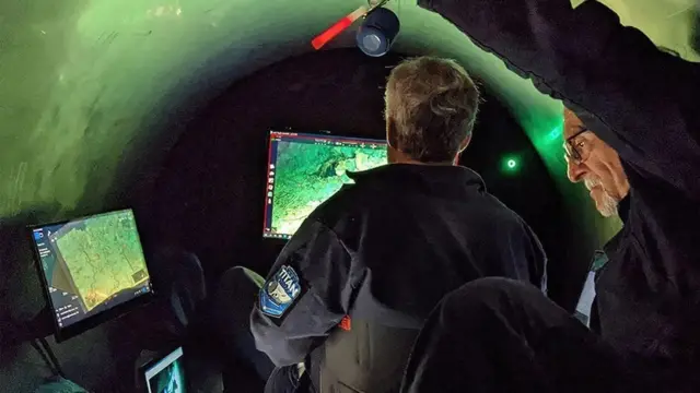 Wafanyakazi wamelindwa dhidi ya shinikizo la bahari ya kina na kuta nene, zilizoimarishwa za chini ya maji.